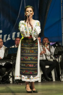 TARGU JIU, ROMANIA, MAYIS 25, 2018 GORJA Halk kostümlü sanatçılar Kadınlar için takım elbise bel, kalça ve ön, ve erkekler için gömlek, pantolon, yelek ve kemer.