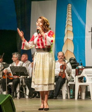 TARGU JIU, ROMANIA, MAYIS 25, 2018 GORJA Halk kostümlü sanatçılar Kadınlar için takım elbise bel, kalça ve ön, ve erkekler için gömlek, pantolon, yelek ve kemer.