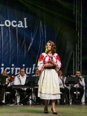 TARGU JIU, ROMANIA, MAYIS 25, 2018 GORJA Halk kostümlü sanatçılar Kadınlar için takım elbise bel, kalça ve ön, ve erkekler için gömlek, pantolon, yelek ve kemer.