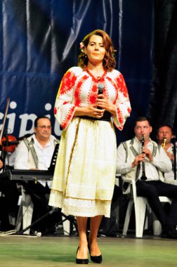 TARGU JIU, ROMANIA, MAYIS 25, 2018 GORJA Halk kostümlü sanatçılar Kadınlar için takım elbise bel, kalça ve ön, ve erkekler için gömlek, pantolon, yelek ve kemer.