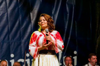 TARGU JIU, ROMANIA, MAYIS 25, 2018 GORJA Halk kostümlü sanatçılar Kadınlar için takım elbise bel, kalça ve ön, ve erkekler için gömlek, pantolon, yelek ve kemer.