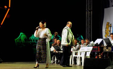 TARGU JIU, ROMANIA, MAYIS 25, 2018 GORJA Halk kostümlü sanatçılar Kadınlar için takım elbise bel, kalça ve ön, ve erkekler için gömlek, pantolon, yelek ve kemer.