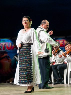 TARGU JIU, ROMANIA, MAYIS 25, 2018 GORJA Halk kostümlü sanatçılar Kadınlar için takım elbise bel, kalça ve ön, ve erkekler için gömlek, pantolon, yelek ve kemer.