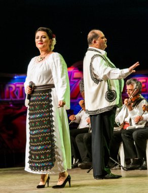 TARGU JIU, ROMANIA, MAYIS 25, 2018 GORJA Halk kostümlü sanatçılar Kadınlar için takım elbise bel, kalça ve ön, ve erkekler için gömlek, pantolon, yelek ve kemer.