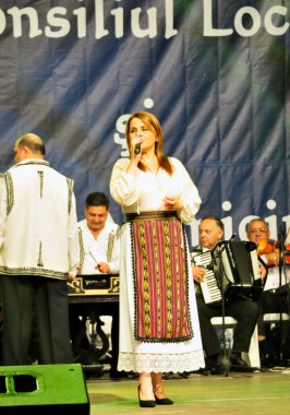 TARGU JIU, ROMANIA, MAYIS 25, 2018 GORJA Halk kostümlü sanatçılar Kadınlar için takım elbise bel, kalça ve ön, ve erkekler için gömlek, pantolon, yelek ve kemer.