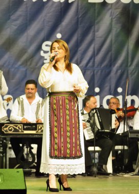 TARGU JIU, ROMANIA, MAYIS 25, 2018 GORJA Halk kostümlü sanatçılar Kadınlar için takım elbise bel, kalça ve ön, ve erkekler için gömlek, pantolon, yelek ve kemer.