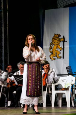 TARGU JIU, ROMANIA, MAYIS 25, 2018 GORJA Halk kostümlü sanatçılar Kadınlar için takım elbise bel, kalça ve ön, ve erkekler için gömlek, pantolon, yelek ve kemer.