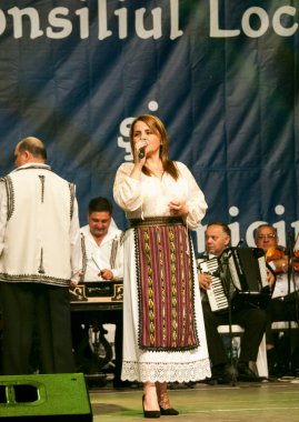 TARGU JIU, ROMANIA, MAYIS 25, 2018 GORJA Halk kostümlü sanatçılar Kadınlar için takım elbise bel, kalça ve ön, ve erkekler için gömlek, pantolon, yelek ve kemer.