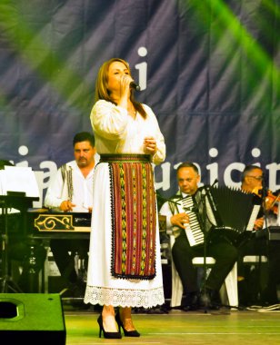 TARGU JIU, ROMANIA, MAYIS 25, 2018 GORJA Halk kostümlü sanatçılar Kadınlar için takım elbise bel, kalça ve ön, ve erkekler için gömlek, pantolon, yelek ve kemer.