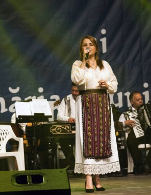 TARGU JIU, ROMANIA, MAYIS 25, 2018 GORJA Halk kostümlü sanatçılar Kadınlar için takım elbise bel, kalça ve ön, ve erkekler için gömlek, pantolon, yelek ve kemer.