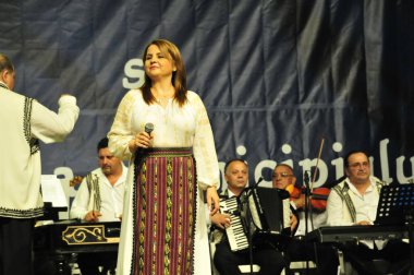 TARGU JIU, ROMANIA, MAYIS 25, 2018 GORJA Halk kostümlü sanatçılar Kadınlar için takım elbise bel, kalça ve ön, ve erkekler için gömlek, pantolon, yelek ve kemer.