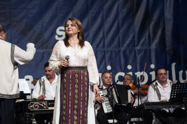 TARGU JIU, ROMANIA, MAYIS 25, 2018 GORJA Halk kostümlü sanatçılar Kadınlar için takım elbise bel, kalça ve ön, ve erkekler için gömlek, pantolon, yelek ve kemer.