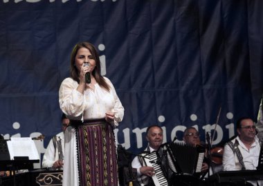 TARGU JIU, ROMANIA, MAYIS 25, 2018 GORJA Halk kostümlü sanatçılar Kadınlar için takım elbise bel, kalça ve ön, ve erkekler için gömlek, pantolon, yelek ve kemer.