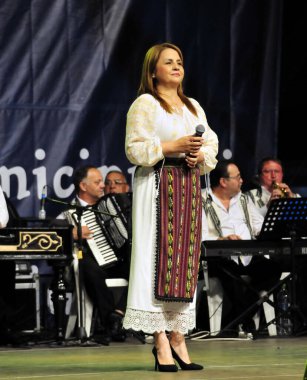 TARGU JIU, ROMANIA, MAYIS 25, 2018 GORJA Halk kostümlü sanatçılar Kadınlar için takım elbise bel, kalça ve ön, ve erkekler için gömlek, pantolon, yelek ve kemer.