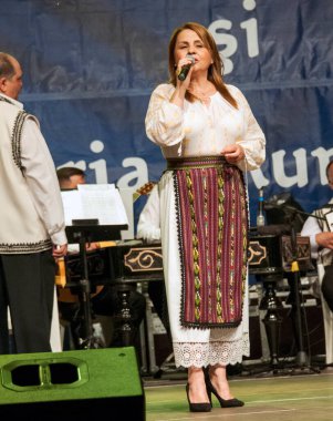 TARGU JIU, ROMANIA, MAYIS 25, 2018 GORJA Halk kostümlü sanatçılar Kadınlar için takım elbise bel, kalça ve ön, ve erkekler için gömlek, pantolon, yelek ve kemer.