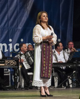 TARGU JIU, ROMANIA, MAYIS 25, 2018 GORJA Halk kostümlü sanatçılar Kadınlar için takım elbise bel, kalça ve ön, ve erkekler için gömlek, pantolon, yelek ve kemer.