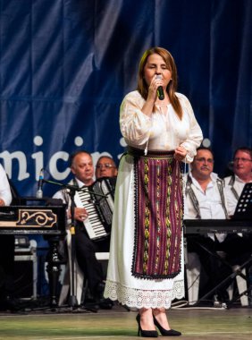 TARGU JIU, ROMANIA, MAYIS 25, 2018 GORJA Halk kostümlü sanatçılar Kadınlar için takım elbise bel, kalça ve ön, ve erkekler için gömlek, pantolon, yelek ve kemer.