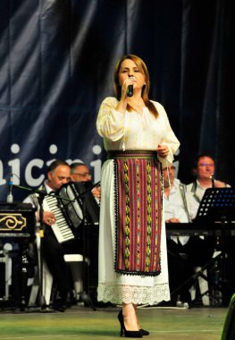 TARGU JIU, ROMANIA, MAYIS 25, 2018 GORJA Halk kostümlü sanatçılar Kadınlar için takım elbise bel, kalça ve ön, ve erkekler için gömlek, pantolon, yelek ve kemer.