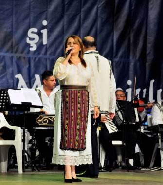 TARGU JIU, ROMANIA, MAYIS 25, 2018 GORJA Halk kostümlü sanatçılar Kadınlar için takım elbise bel, kalça ve ön, ve erkekler için gömlek, pantolon, yelek ve kemer.