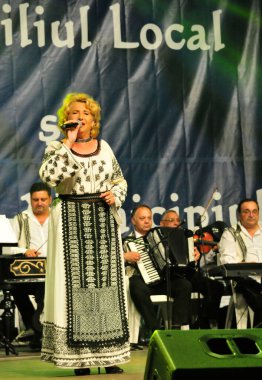 TARGU JIU, ROMANIA, MAYIS 25, 2018 GORJA Halk kostümlü sanatçılar Kadınlar için takım elbise bel, kalça ve ön, ve erkekler için gömlek, pantolon, yelek ve kemer.