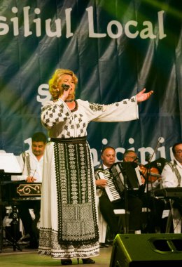 TARGU JIU, ROMANIA, MAYIS 25, 2018 GORJA Halk kostümlü sanatçılar Kadınlar için takım elbise bel, kalça ve ön, ve erkekler için gömlek, pantolon, yelek ve kemer.