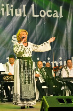 TARGU JIU, ROMANIA, MAYIS 25, 2018 GORJA Halk kostümlü sanatçılar Kadınlar için takım elbise bel, kalça ve ön, ve erkekler için gömlek, pantolon, yelek ve kemer.