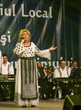 TARGU JIU, ROMANIA, MAYIS 25, 2018 GORJA Halk kostümlü sanatçılar Kadınlar için takım elbise bel, kalça ve ön, ve erkekler için gömlek, pantolon, yelek ve kemer.