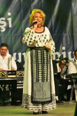 TARGU JIU, ROMANIA, MAYIS 25, 2018 GORJA Halk kostümlü sanatçılar Kadınlar için takım elbise bel, kalça ve ön, ve erkekler için gömlek, pantolon, yelek ve kemer.