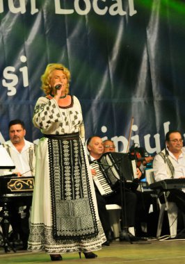 TARGU JIU, ROMANIA, MAYIS 25, 2018 GORJA Halk kostümlü sanatçılar Kadınlar için takım elbise bel, kalça ve ön, ve erkekler için gömlek, pantolon, yelek ve kemer.