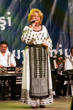 TARGU JIU, ROMANIA, MAYIS 25, 2018 GORJA Halk kostümlü sanatçılar Kadınlar için takım elbise bel, kalça ve ön, ve erkekler için gömlek, pantolon, yelek ve kemer.