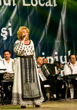 TARGU JIU, ROMANIA, MAYIS 25, 2018 GORJA Halk kostümlü sanatçılar Kadınlar için takım elbise bel, kalça ve ön, ve erkekler için gömlek, pantolon, yelek ve kemer.