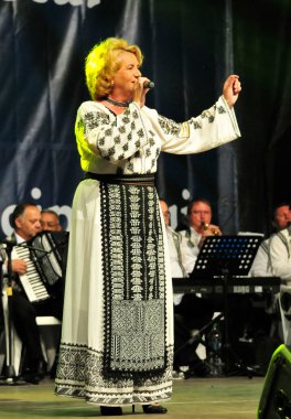 TARGU JIU, ROMANIA, MAYIS 25, 2018 GORJA Halk kostümlü sanatçılar Kadınlar için takım elbise bel, kalça ve ön, ve erkekler için gömlek, pantolon, yelek ve kemer.