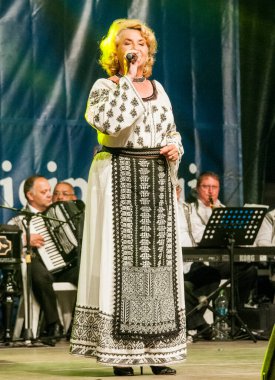 TARGU JIU, ROMANIA, MAYIS 25, 2018 GORJA Halk kostümlü sanatçılar Kadınlar için takım elbise bel, kalça ve ön, ve erkekler için gömlek, pantolon, yelek ve kemer.