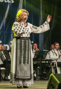 TARGU JIU, ROMANIA, MAYIS 25, 2018 GORJA Halk kostümlü sanatçılar Kadınlar için takım elbise bel, kalça ve ön, ve erkekler için gömlek, pantolon, yelek ve kemer.