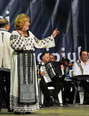 TARGU JIU, ROMANIA, MAYIS 25, 2018 GORJA Halk kostümlü sanatçılar Kadınlar için takım elbise bel, kalça ve ön, ve erkekler için gömlek, pantolon, yelek ve kemer.