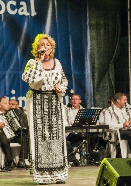 TARGU JIU, ROMANIA, MAYIS 25, 2018 GORJA Halk kostümlü sanatçılar Kadınlar için takım elbise bel, kalça ve ön, ve erkekler için gömlek, pantolon, yelek ve kemer.