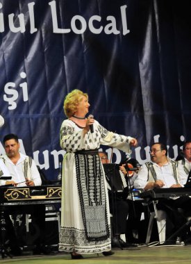 TARGU JIU, ROMANIA, MAYIS 25, 2018 GORJA Halk kostümlü sanatçılar Kadınlar için takım elbise bel, kalça ve ön, ve erkekler için gömlek, pantolon, yelek ve kemer.