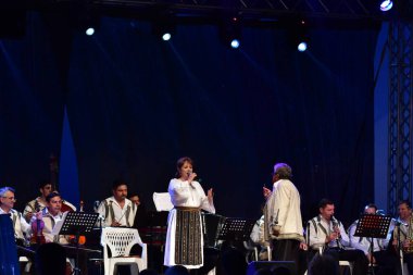 TARGU JIU, ROMANIA, MAYIS 25, 2018 GORJA Halk kostümlü sanatçılar Kadınlar için takım elbise bel, kalça ve ön, ve erkekler için gömlek, pantolon, yelek ve kemer.