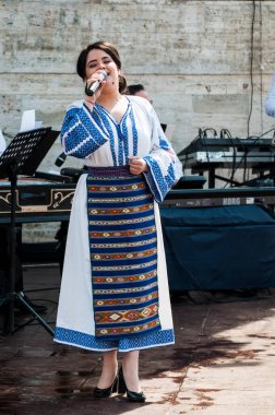 TARGU JIU, ROMANIA, MAYIS 25, 2018 GORJA Halk kostümlü sanatçılar Kadınlar için takım elbise bel, kalça ve ön, ve erkekler için gömlek, pantolon, yelek ve kemer.