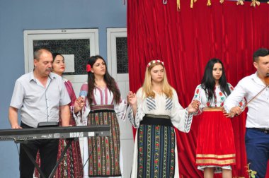 TARGU JIU, ROMANIA, MAYIS 25, 2018 GORJA Halk kostümlü sanatçılar Kadınlar için takım elbise bel, kalça ve ön, ve erkekler için gömlek, pantolon, yelek ve kemer.