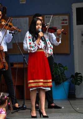 TARGU JIU, ROMANIA, MAYIS 25, 2018 GORJA Halk kostümlü sanatçılar Kadınlar için takım elbise bel, kalça ve ön, ve erkekler için gömlek, pantolon, yelek ve kemer.