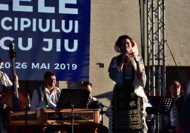 TARGU JIU, ROMANIA, MAYIS 25, 2018 GORJA Halk kostümlü sanatçılar Kadınlar için takım elbise bel, kalça ve ön, ve erkekler için gömlek, pantolon, yelek ve kemer.