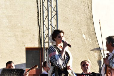 TARGU JIU, ROMANIA, MAYIS 25, 2018 GORJA Halk kostümlü sanatçılar Kadınlar için takım elbise bel, kalça ve ön, ve erkekler için gömlek, pantolon, yelek ve kemer.