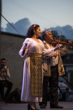 TARGU JIU, ROMANIA, MAYIS 25, 2018 GORJA Halk kostümlü sanatçılar Kadınlar için takım elbise bel, kalça ve ön, ve erkekler için gömlek, pantolon, yelek ve kemer.