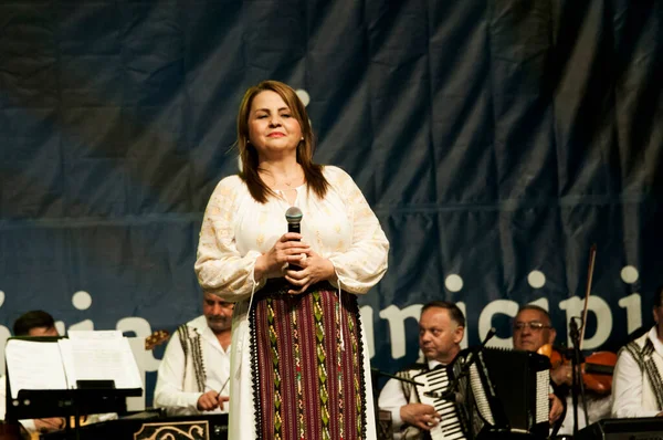 Targu Jiu Romania May 2013年5月8日穿着Gorj民族服装的艺术家西服中女性的部分是腰部 大腿和前背 男性的部分是衬衫 背心和腰带 — 图库照片