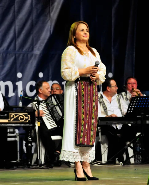 Targu Jiu Romania May 2018 Gorjの民俗衣装を着たアーティスト女性のためのスーツの部分は腰 太ももと前背であり 男性のためにそれはシャツ ズボン ウエストコートとベルトです — ストック写真