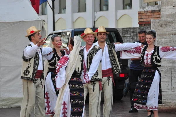 Targu Jiu Romania May 2013年5月8日穿着Gorj民族服装的艺术家西服中女性的部分是腰部 大腿和前背 男性的部分是衬衫 背心和腰带 — 图库照片