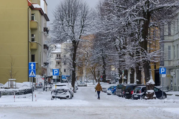 Kolobrzeg West Pomeranian ポーランド 2021 雪に覆われた冬の街の路上での交通 — ストック写真