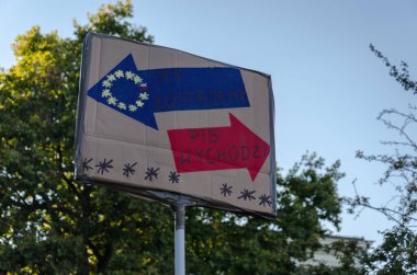 POZNAN - POLAND - 2021: Polonya 'da demokrasiyi savunmak ve Avrupa Birliği' nde varlığını sürdürmek için kendiliğinden gösteriler pankartı çizdi 