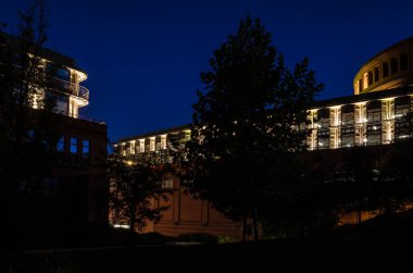 POZNAN - POLAND - 2021: Sanayi sonrası binalar atmosferik bir akşam saatinde bir alışveriş merkezi olarak 